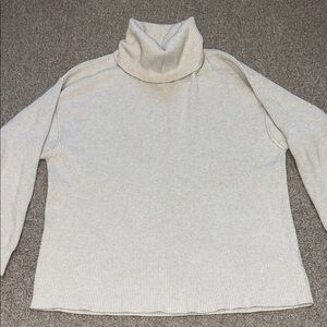 Free People cream oversized turtleneck sweater Size small